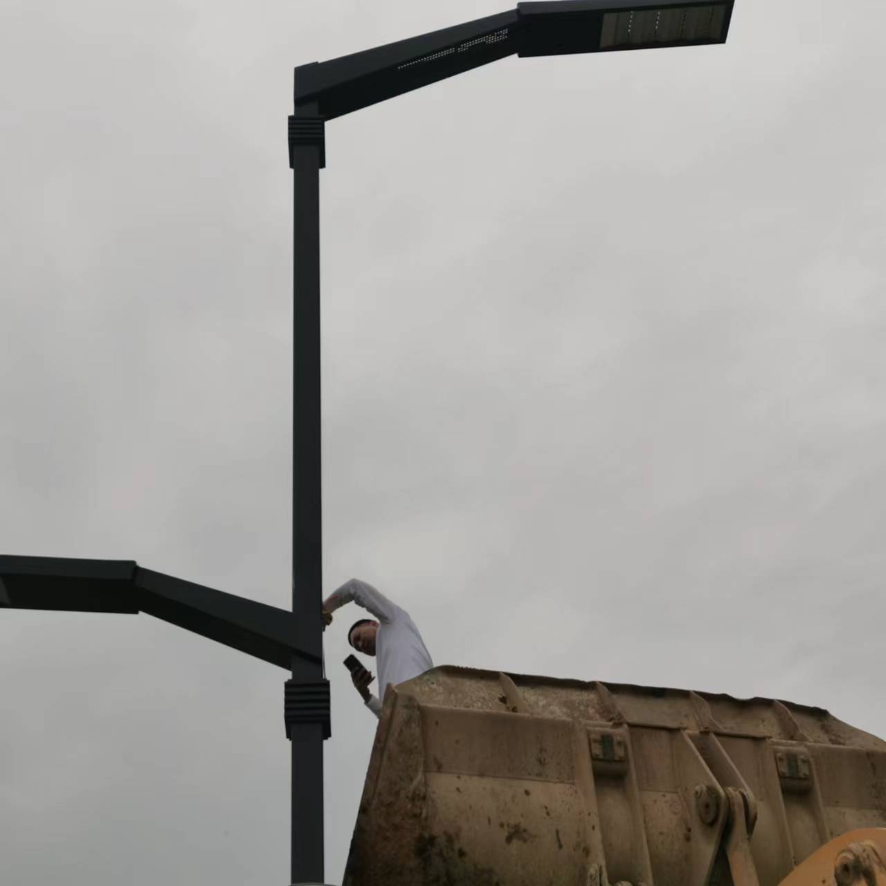 西安太阳能路灯厂家炬阳照明现场安装路