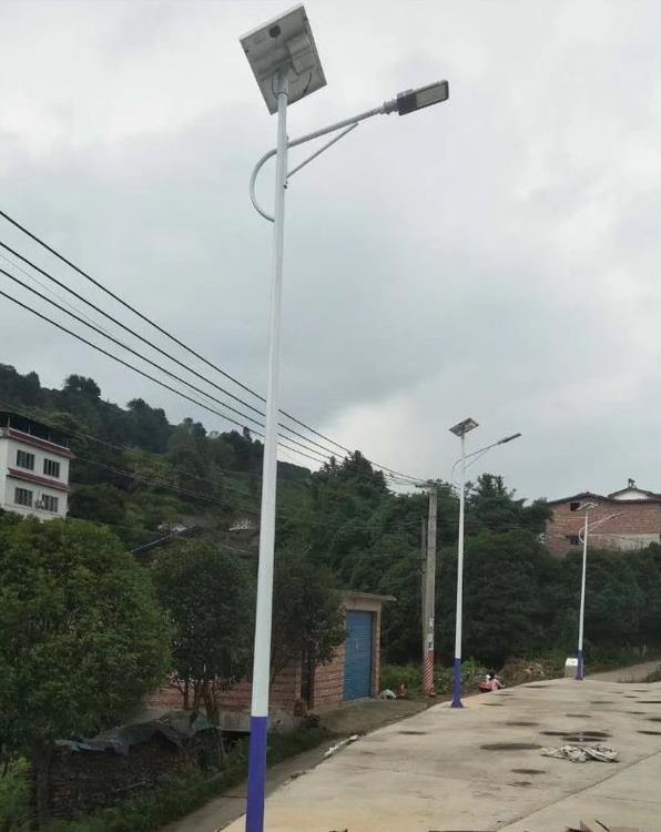 西安农村太阳能路灯安装现场